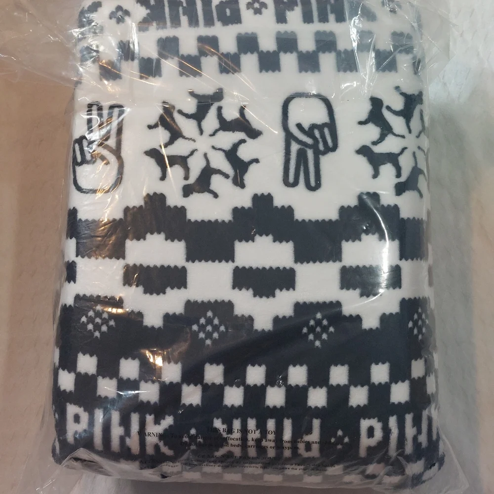 NWT Victoria’s Secret PINK Sherpa Blanket Black White Peace Dogs
